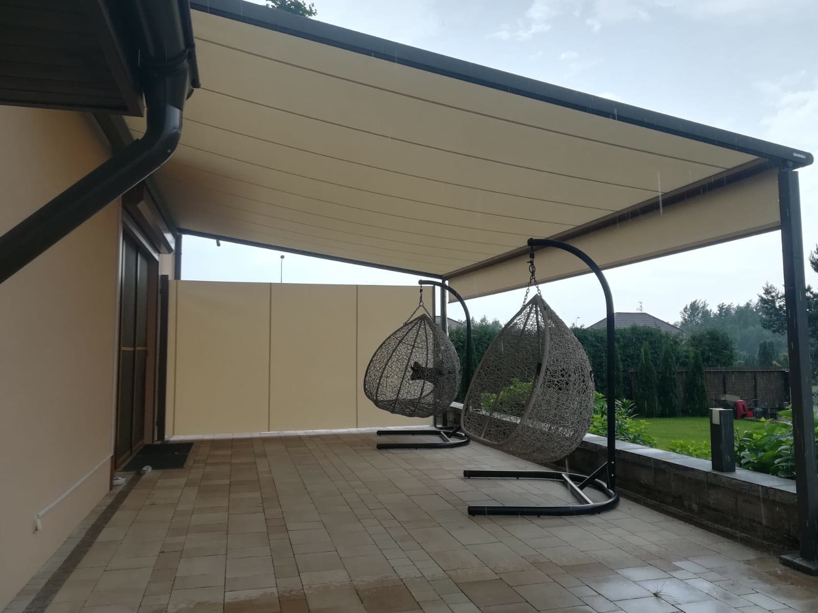 Markiza tarasowa — cień na tarasie na wyciągnięcie ręki