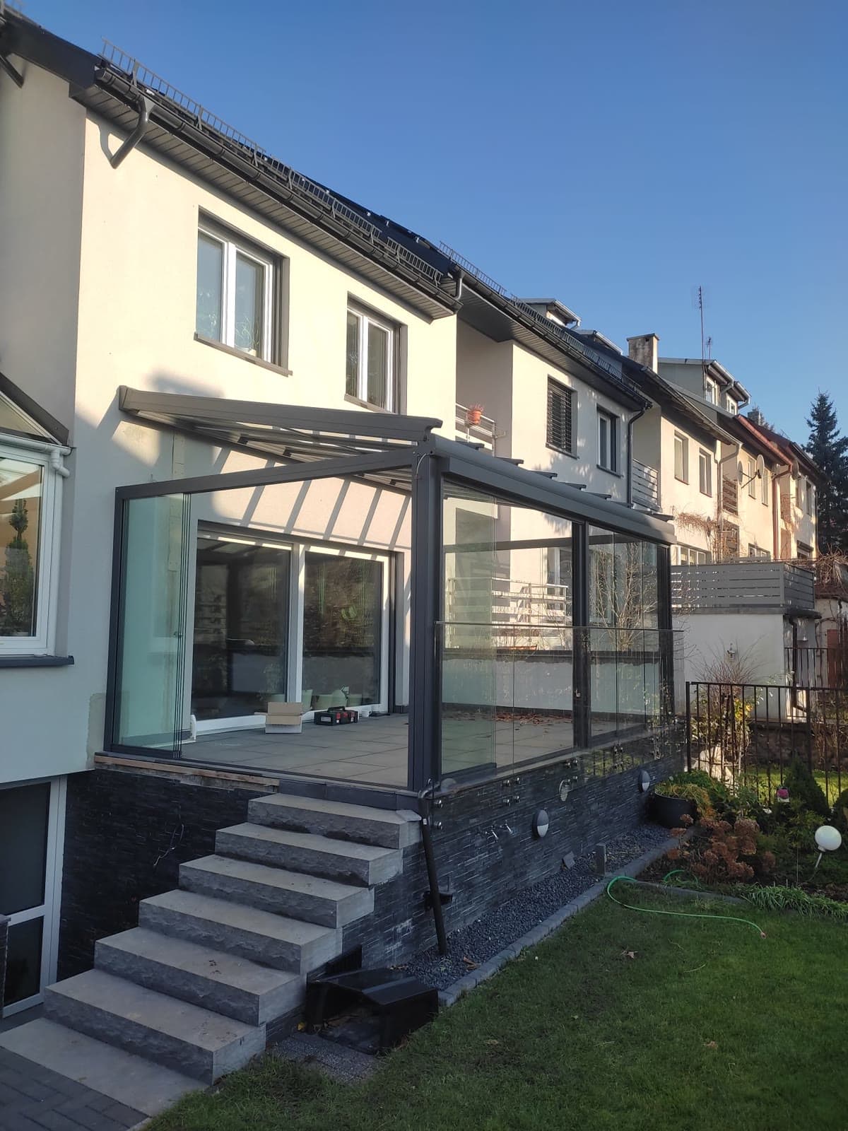 Przeszklenia tarasowe — ochrona przed wiatrem bez utraty widoku