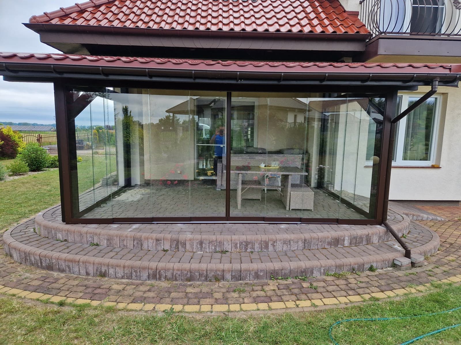 Przeszklenia tarasowe — ochrona przed wiatrem bez utraty widoku