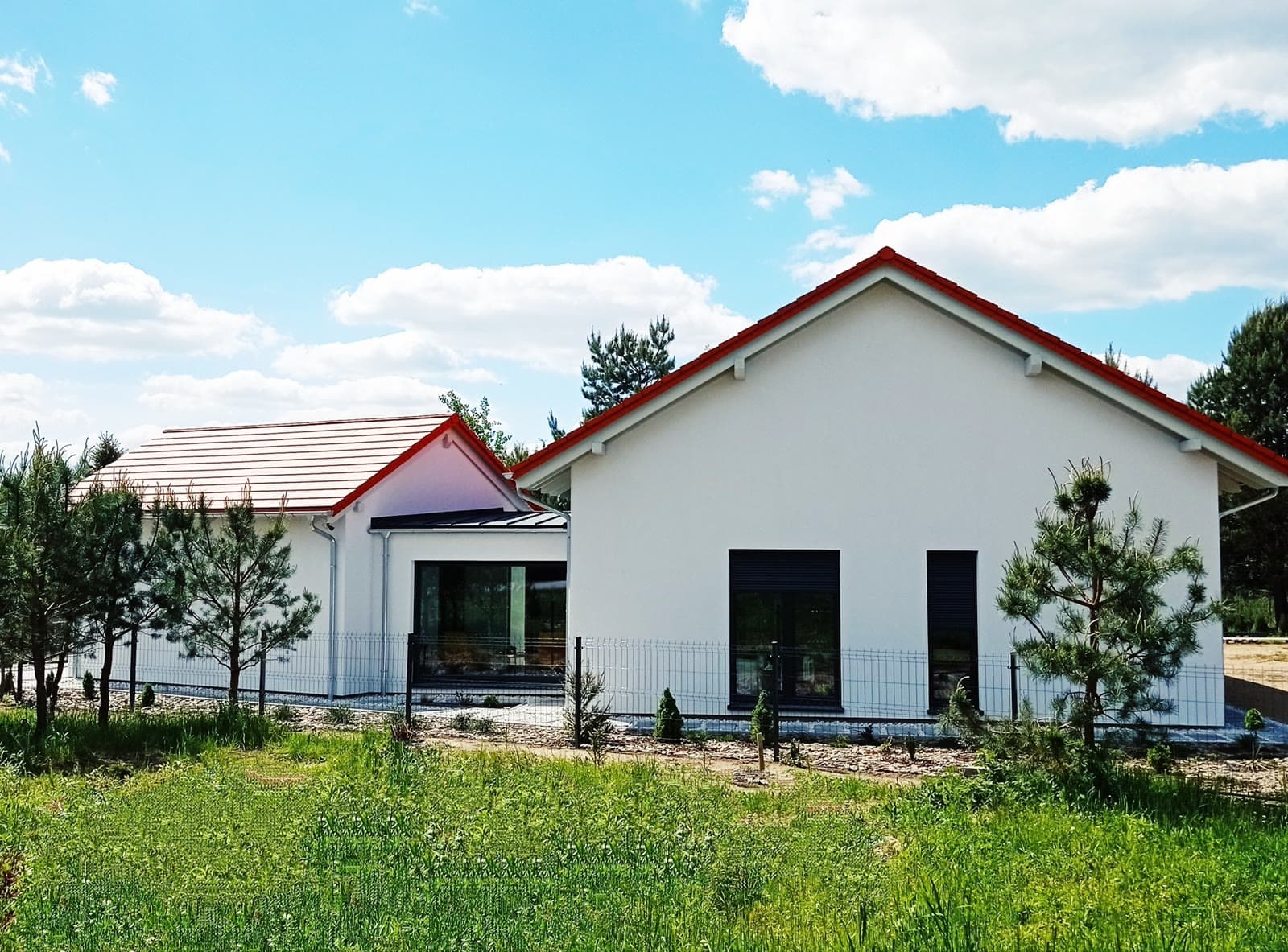Rolety zewnętrzne natynkowe — ochrona okien i lepsza termika
