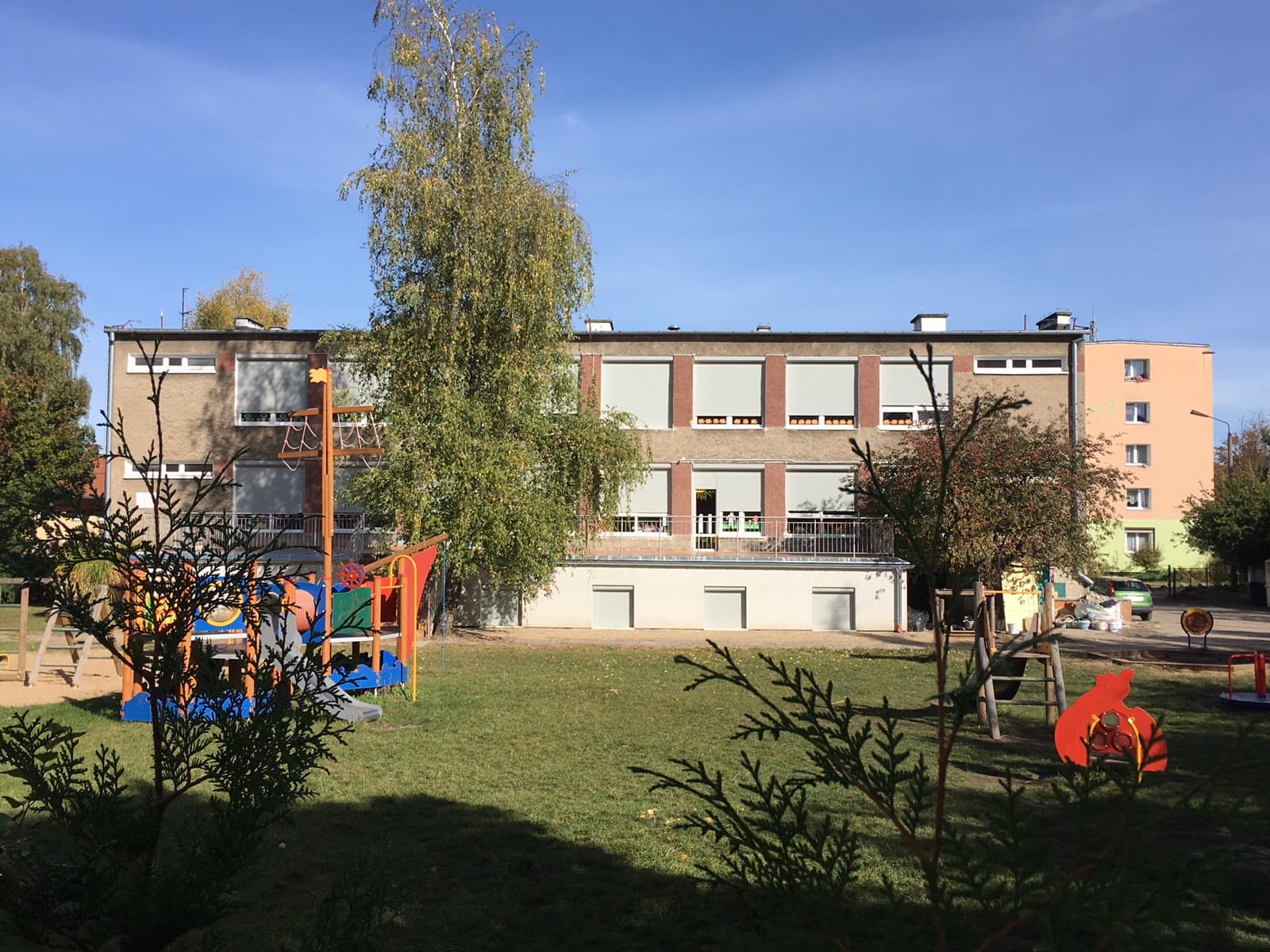 Rolety zewnętrzne — zaciemnienie, prywatność i izolacja