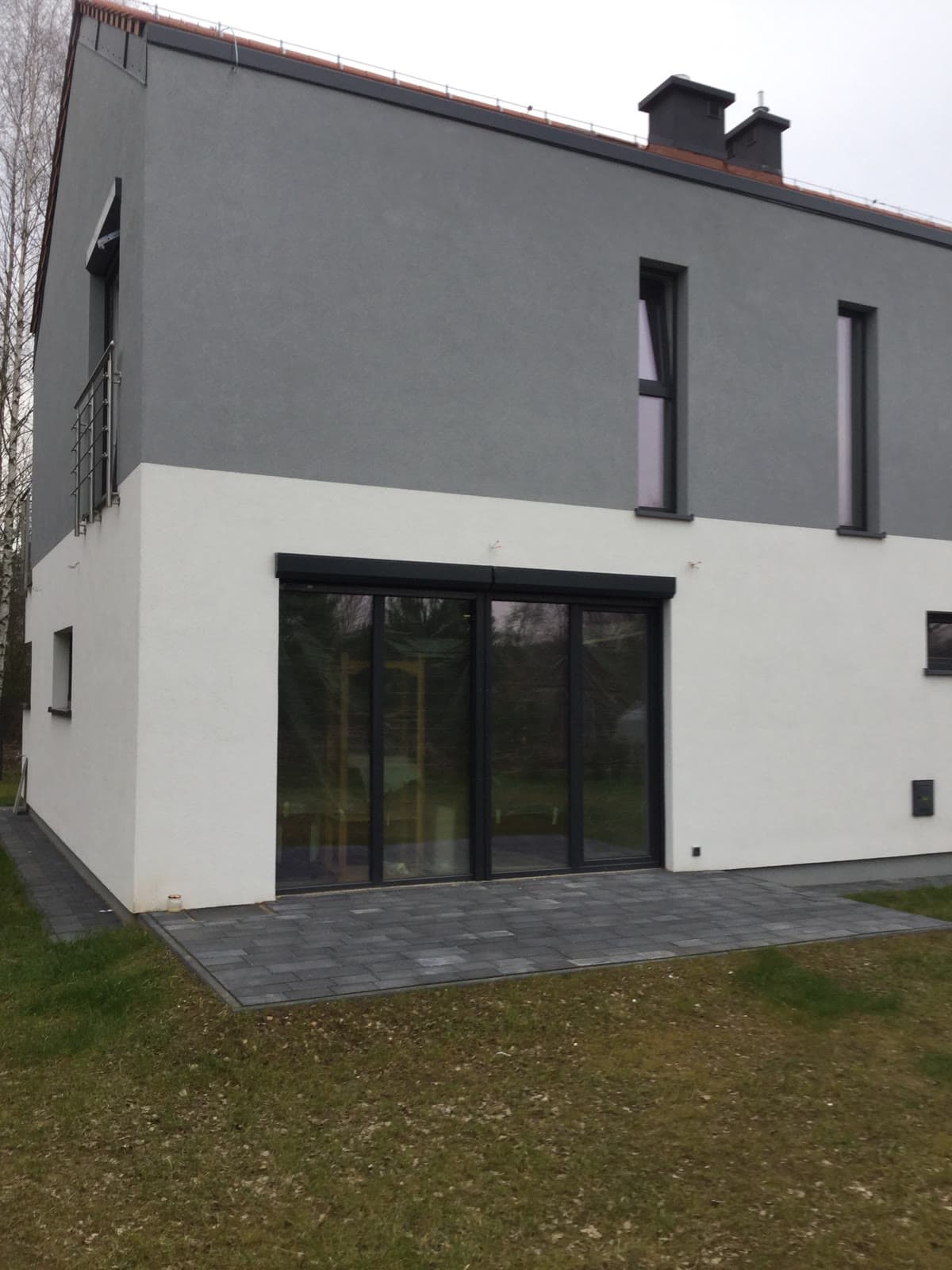 Rolety zewnętrzne natynkowe — ochrona okien i lepsza termika