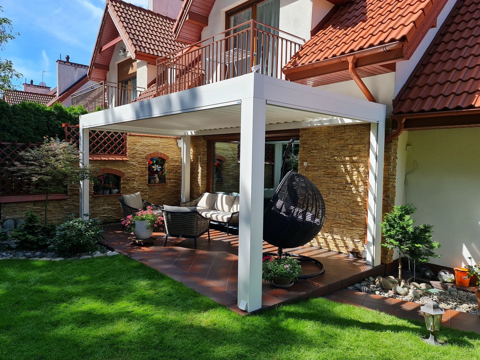 Pergola lamelowa Tarasola Technic — sterowany dach lamelowy — cień i przewiew na żądanie