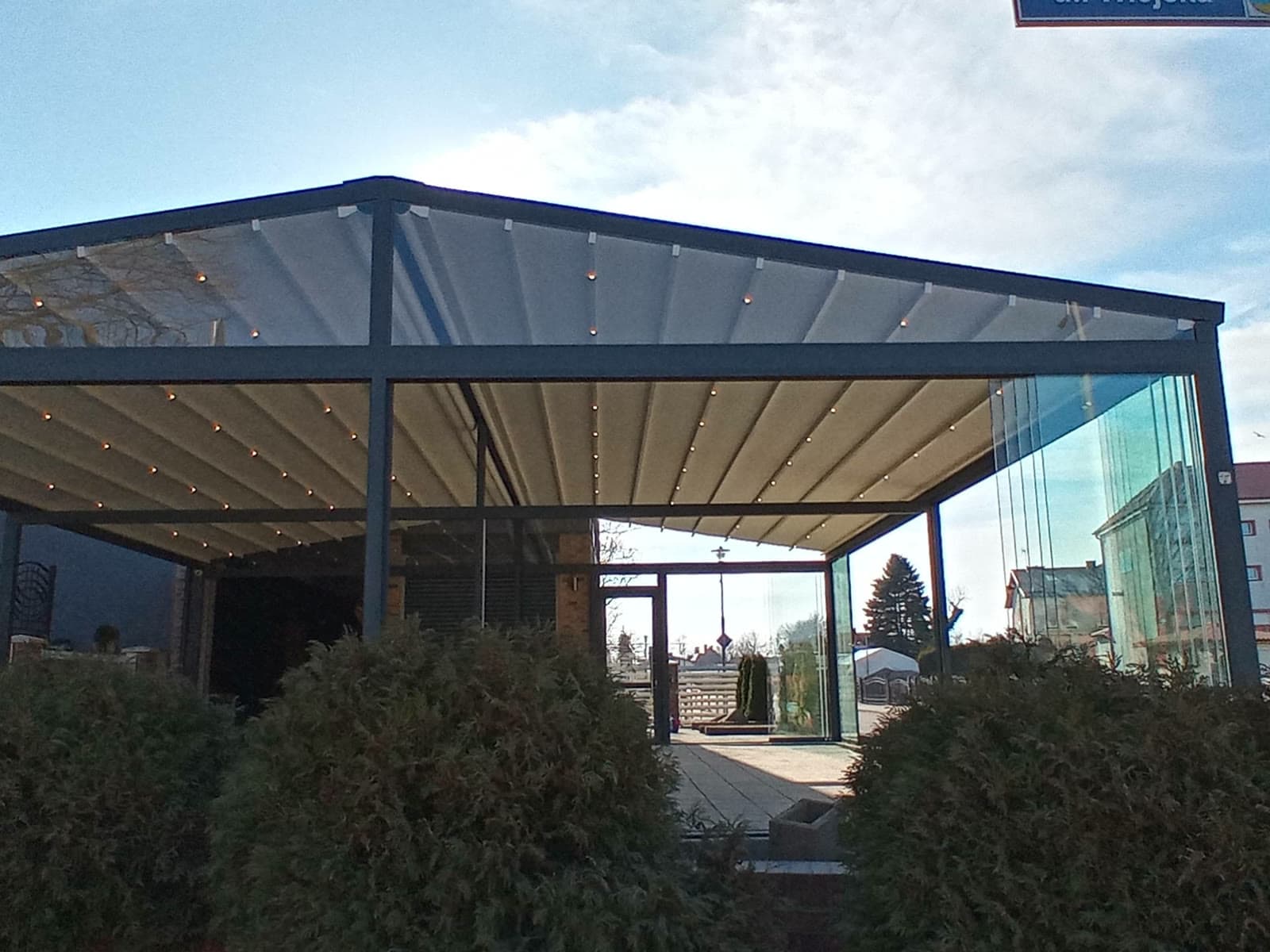 Pergola bioklimatyczna Tarasola — ochrona przed deszczem i regulacja światła