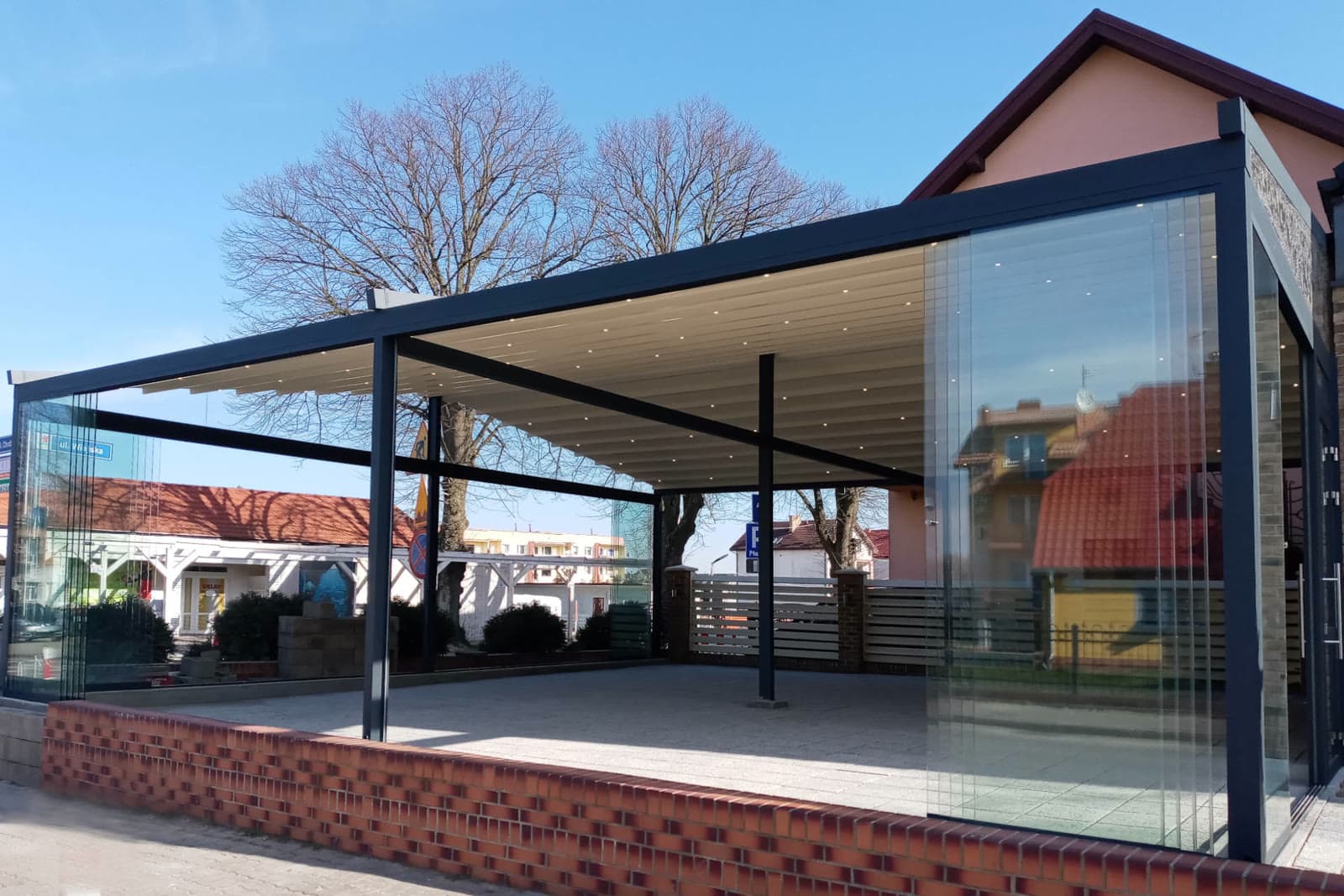 Pergola lamelowa Tarasola Technic — sterowany dach lamelowy — cień i przewiew na żądanie