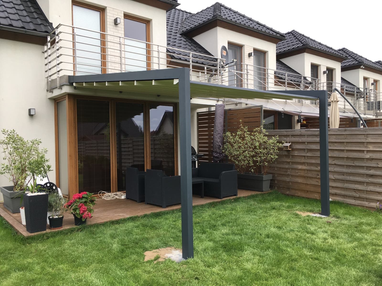 Pergola bioklimatyczna Tarasola — ochrona przed deszczem i regulacja światła