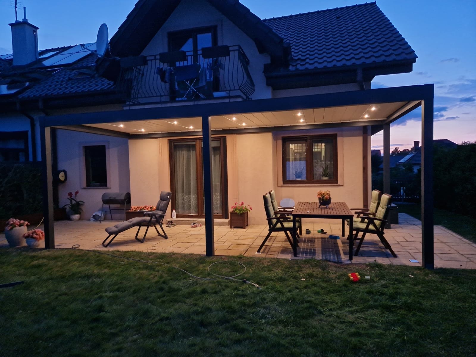 Pergola lamelowa Tarasola Technic — sterowany dach lamelowy — cień i przewiew na żądanie