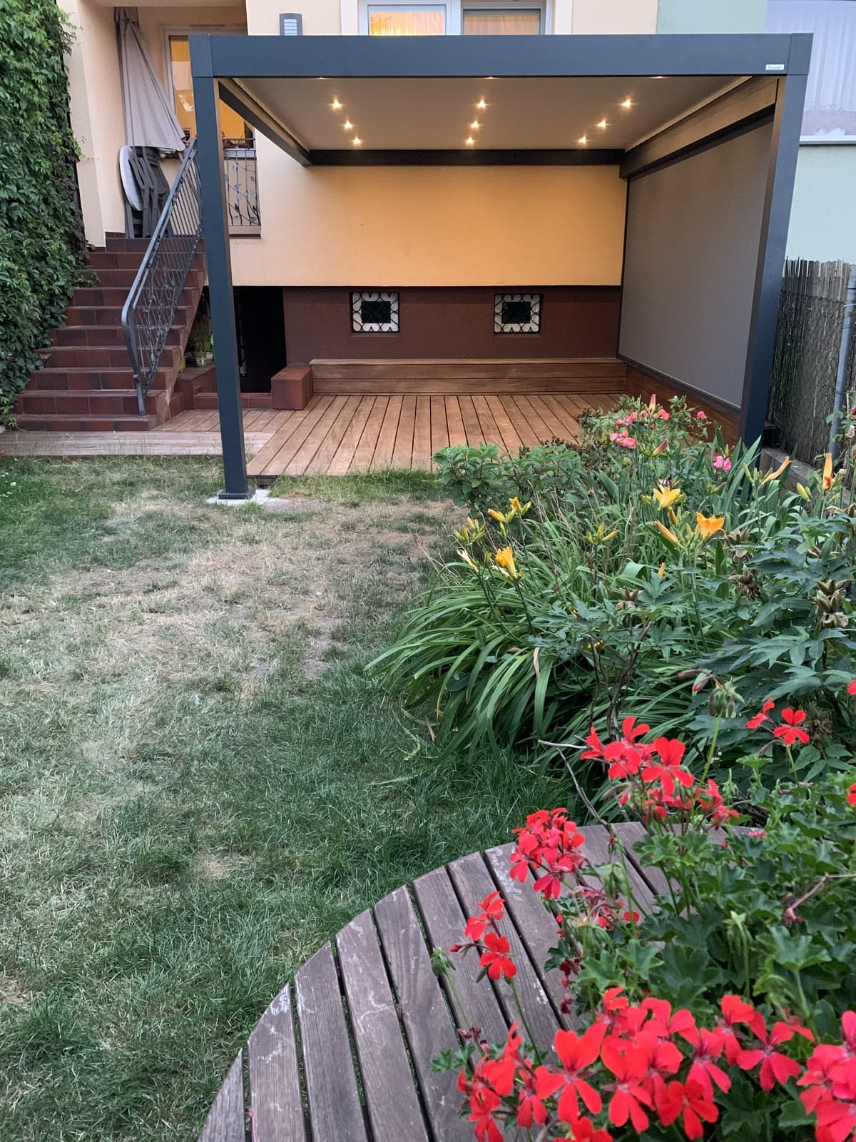 Pergola lamelowa Tarasola Technic — sterowany dach lamelowy — cień i przewiew na żądanie