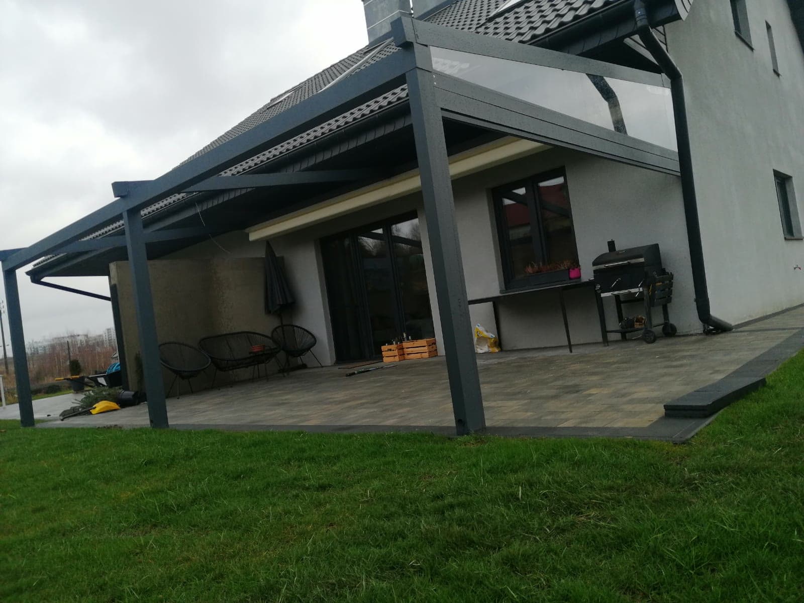 Pergola bioklimatyczna Tarasola — ochrona przed deszczem i regulacja światła