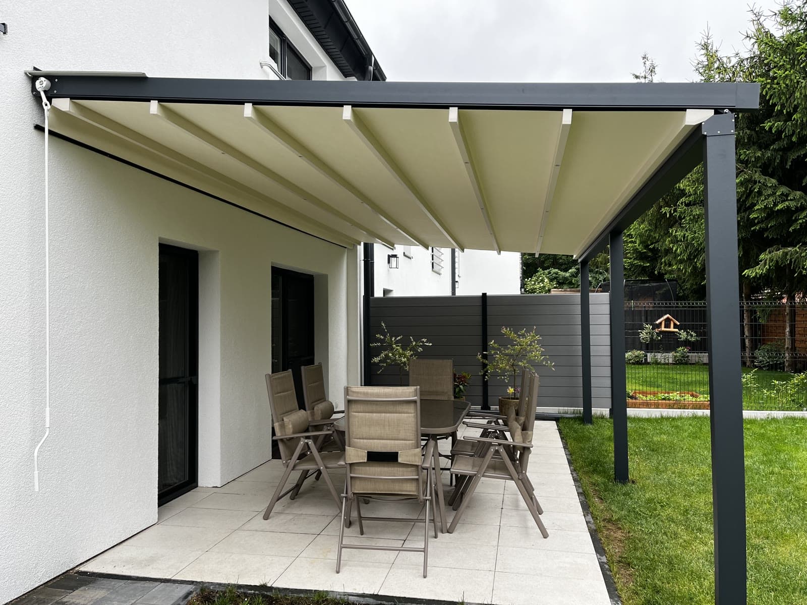 Pergola lamelowa Tarasola Technic — sterowany dach lamelowy — cień i przewiew na żądanie