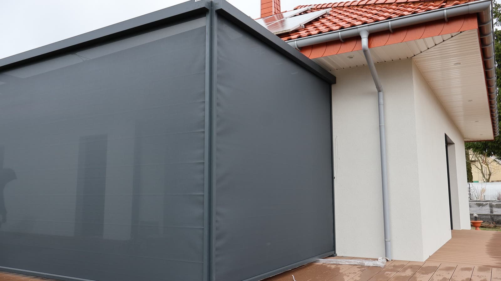 Pergola bioklimatyczna Tarasola — ochrona przed deszczem i regulacja światła
