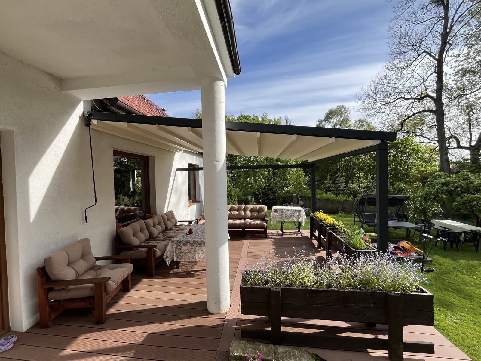 Pergola lamelowa Tarasola Technic — sterowany dach lamelowy — cień i przewiew na żądanie