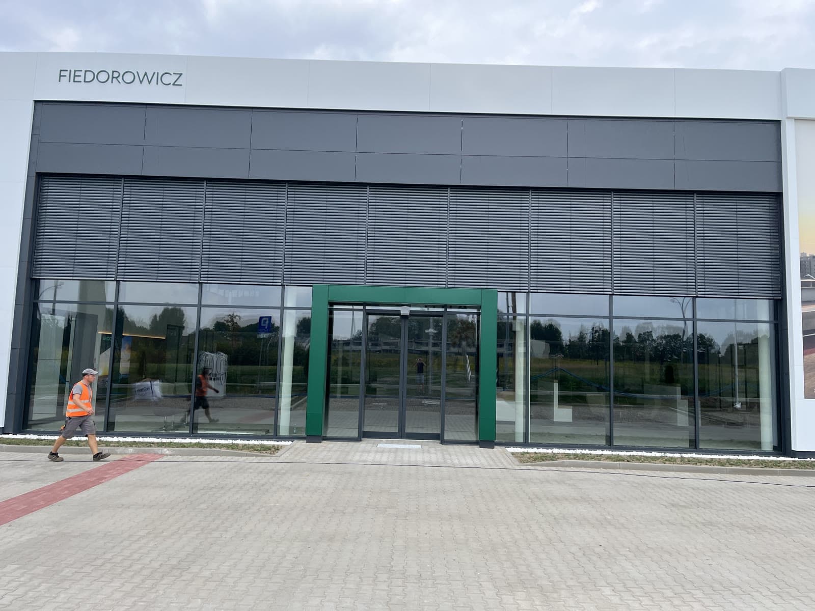 Żaluzje fasadowe — rytm i prywatność na całej fasadzie