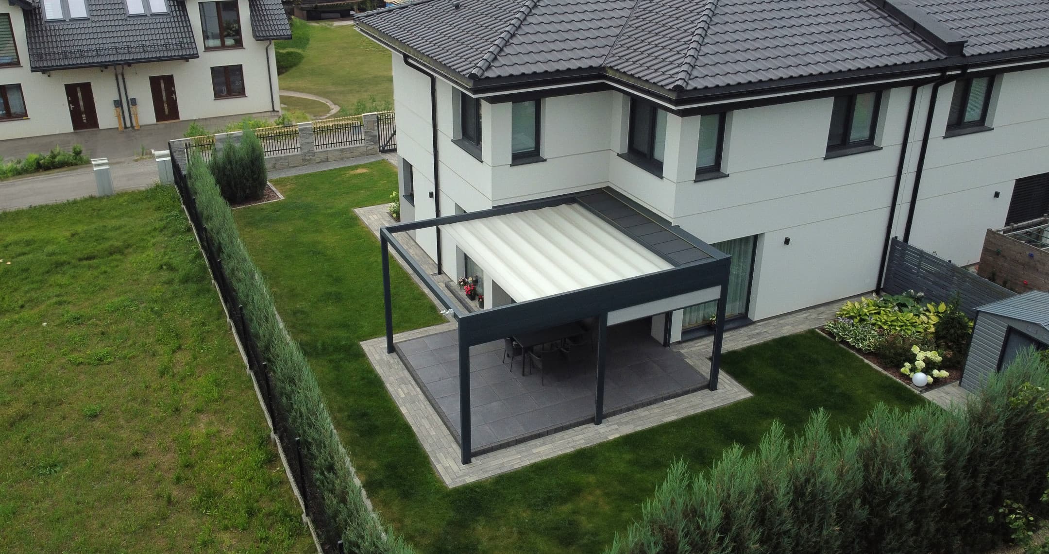 Zadaszenie tarasowe Tarasola Flat przy domu jednorodzinnym — realizacja JARYS, Trójmiasto